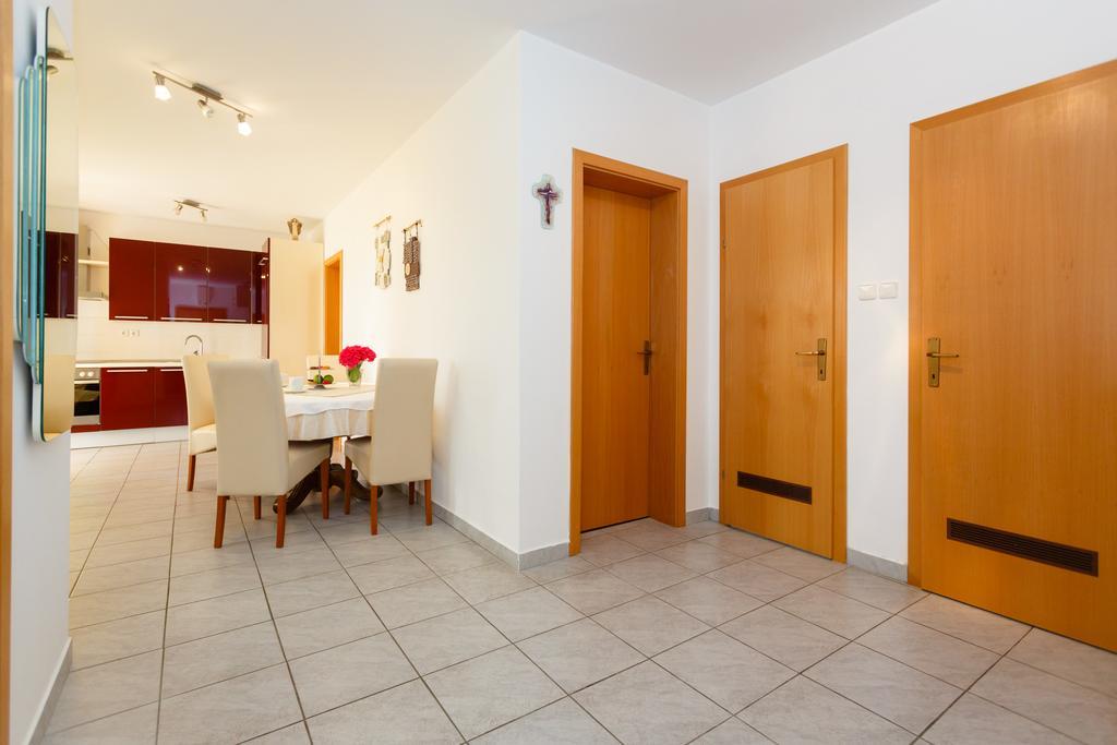 Apartman Snjezana Malinska Exteriör bild