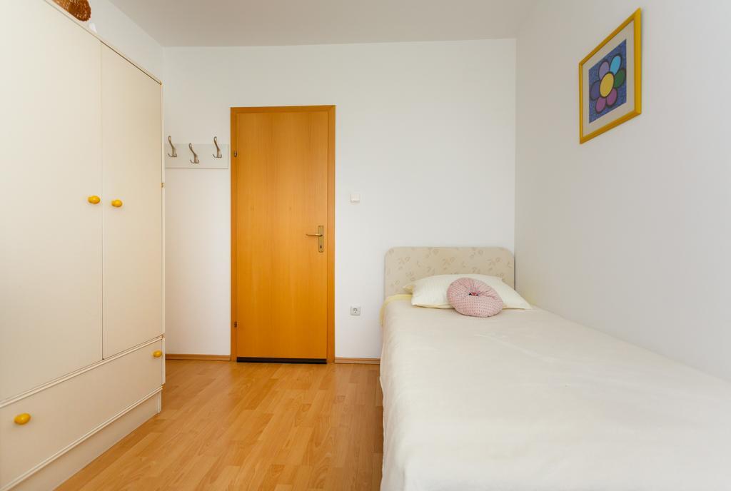 Apartman Snjezana Malinska Exteriör bild