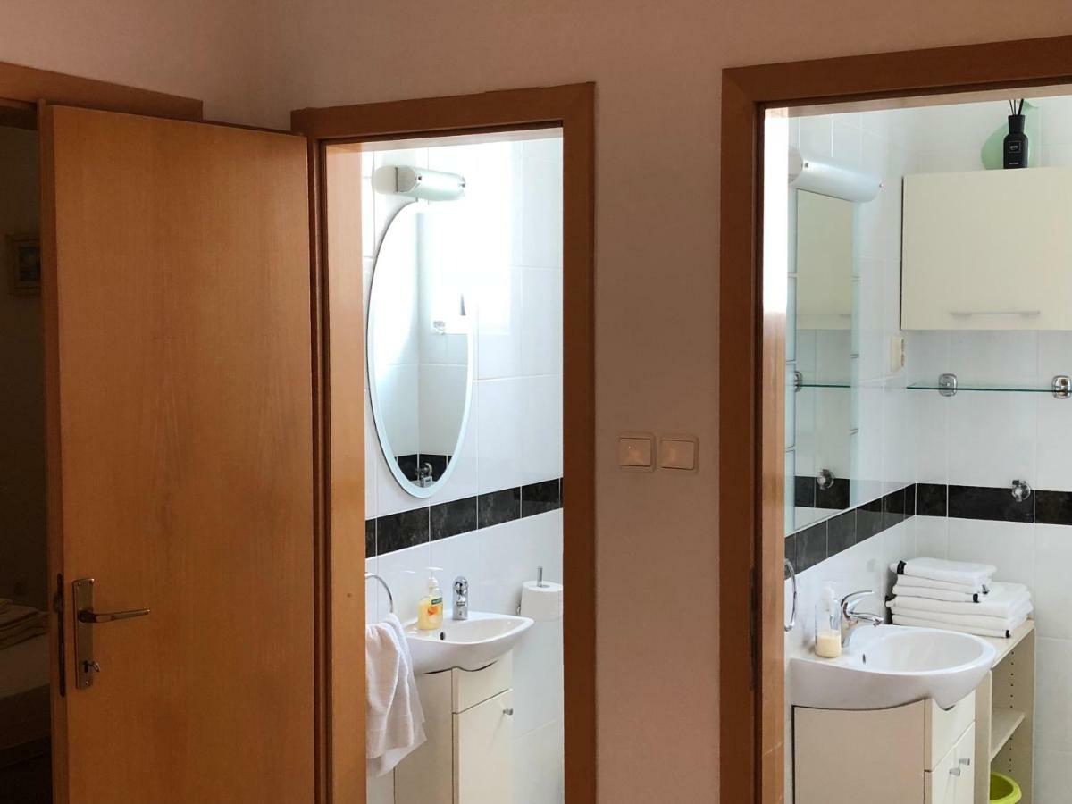 Apartman Snjezana Malinska Exteriör bild
